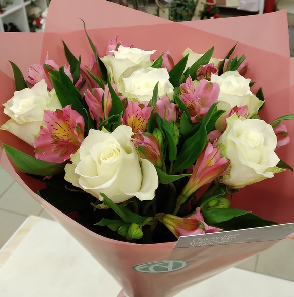 Букет из белых роз и альстромерии - S