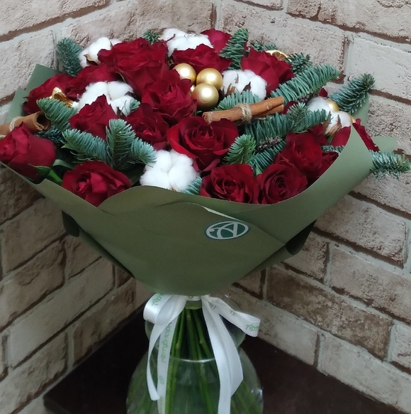 Новогодний букет из 25 красных роз 50 см (Кения)