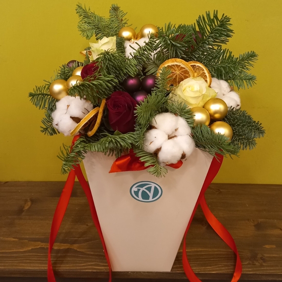 Новогодняя сумочка с красными кенийскими розами - L