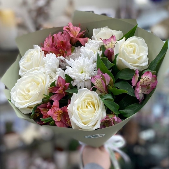 Букет из белых роз, хризантем и альстромерии - S