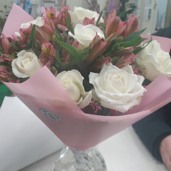 Букет из белых роз и альстромерии - S