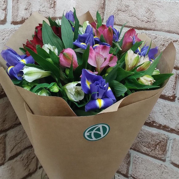 Букет из синих ирисов и альстромерии микс - S