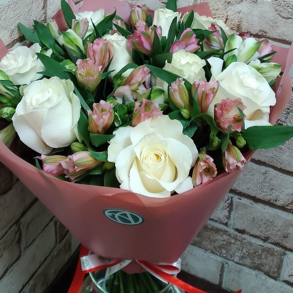 Букет из белых роз и альстромерии - S