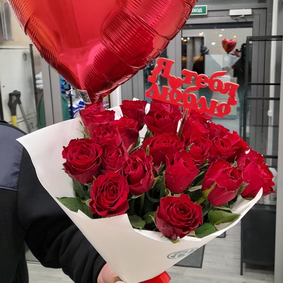 Набор размер М+ с букетом 25 роз Кения (50 см)