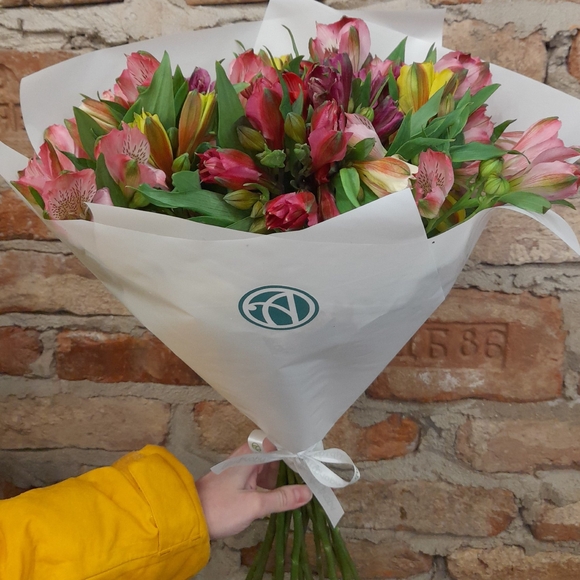 Букет из 15 Альстромерий микс