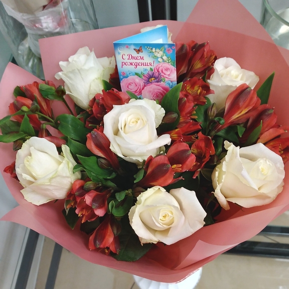 Букет из белых роз и альстромерии - S