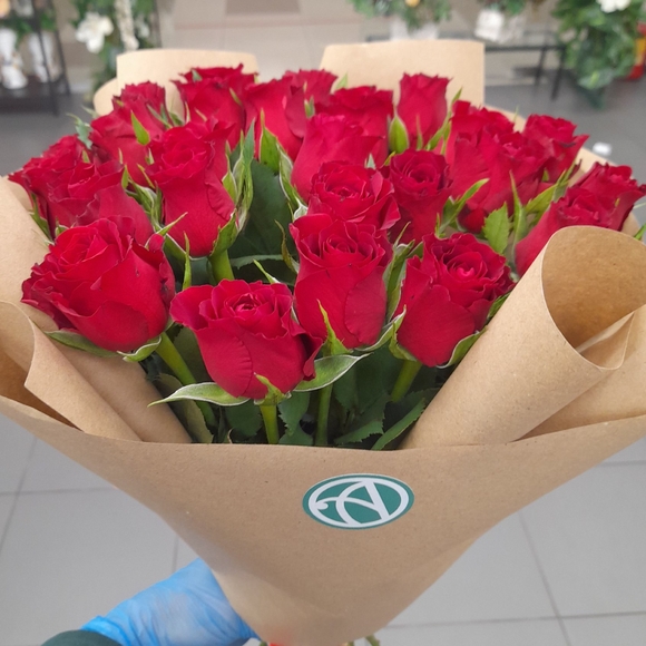 Букет из 25 красных роз 50 см (Кения) в крафте