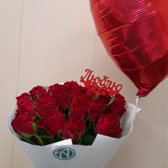 Набор размер М+ с букетом 25 роз Кения (50 см)