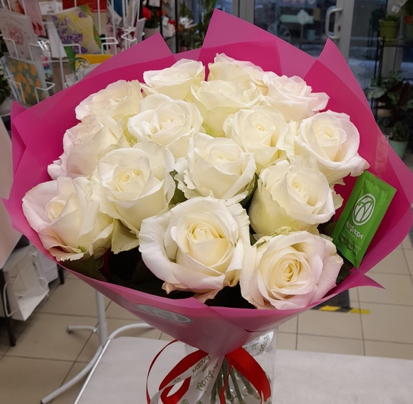 Букет из 15 белых роз 50 см (Кения) в розовой упаковке