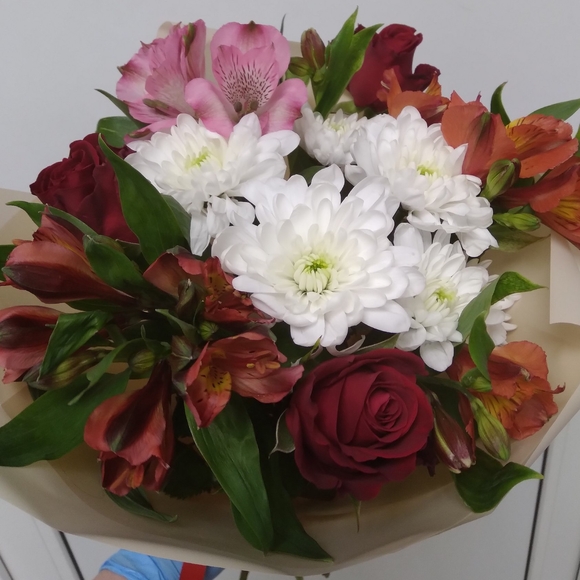 Букет из красных роз, хризантемы и альстромерии микс