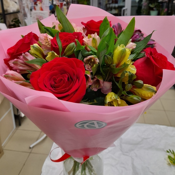 Букет из красных эквадорских роз и альстромерии микс - S