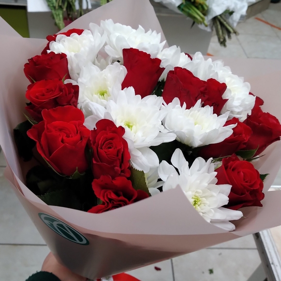 Букет из красных роз и кустовых хризантем - S