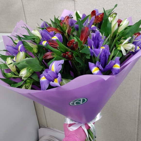 Букет из синих ирисов и альстромерии микс - M