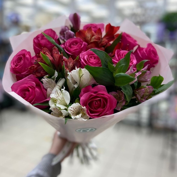 Букет из розовых эквадорских роз и альстромерии микс - M