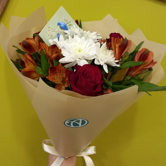 Букет из красных роз, хризантемы и альстромерии микс