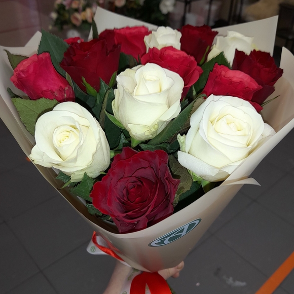Букет из 15 красных и белых роз 50 см (Кения)