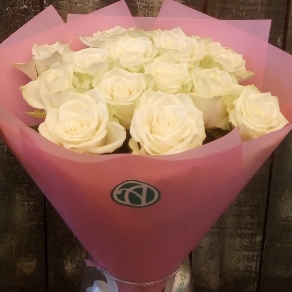 Букет из 15 белых роз 50 см (Кения) в розовой упаковке