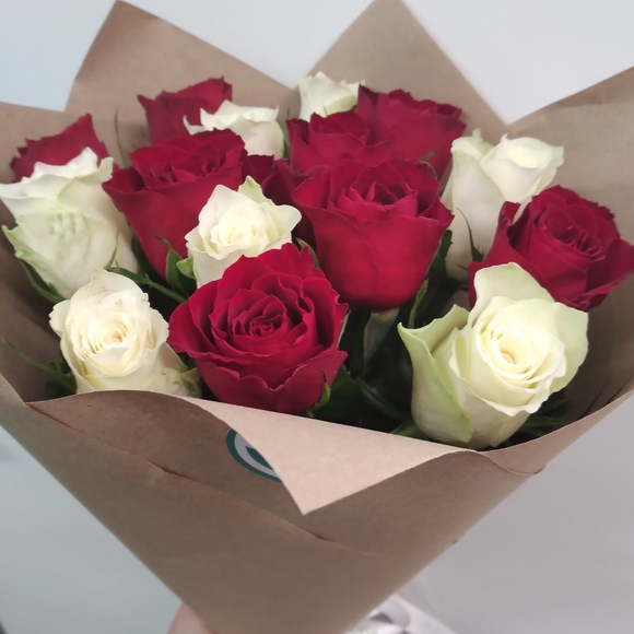 Букет из 15 красных и белых роз 50 см (Кения)
