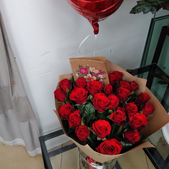 Набор размер М+ с букетом 25 роз Кения (50 см)