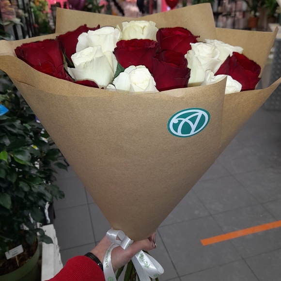 Букет из 15 красных и белых роз 50 см (Кения)