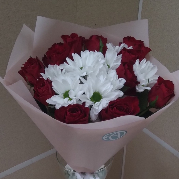 Букет из красных роз и кустовых хризантем - S