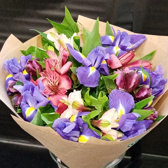 Букет из синих ирисов и альстромерии микс - S