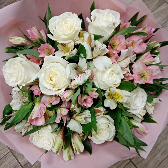 Букет из белых эквадорских роз и альстромерии микс - М