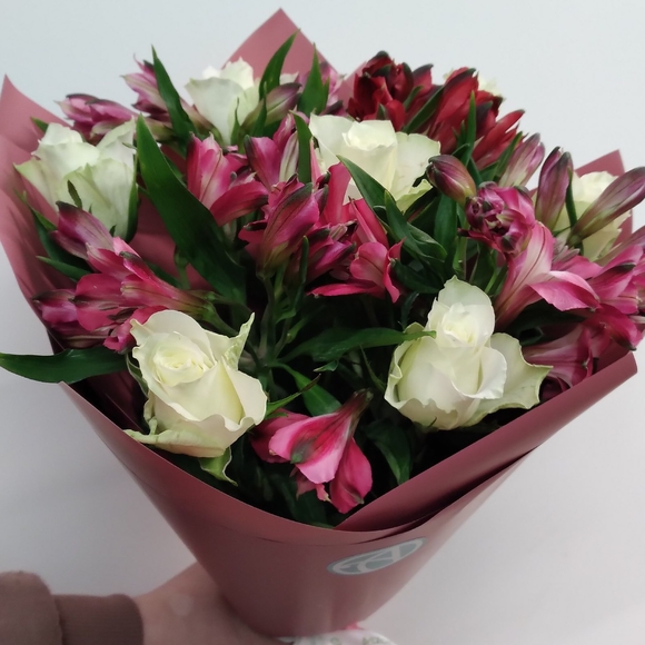 Букет из белых роз и альстромерии - S