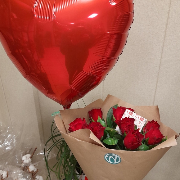 Набор размер S с букетом-комплиментом из роз Кения (50 см)