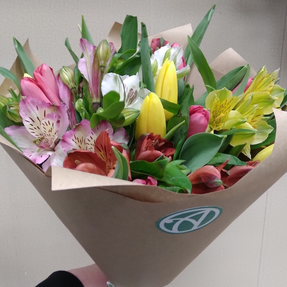 Букет из тюльпанов и альстромерии микс - М