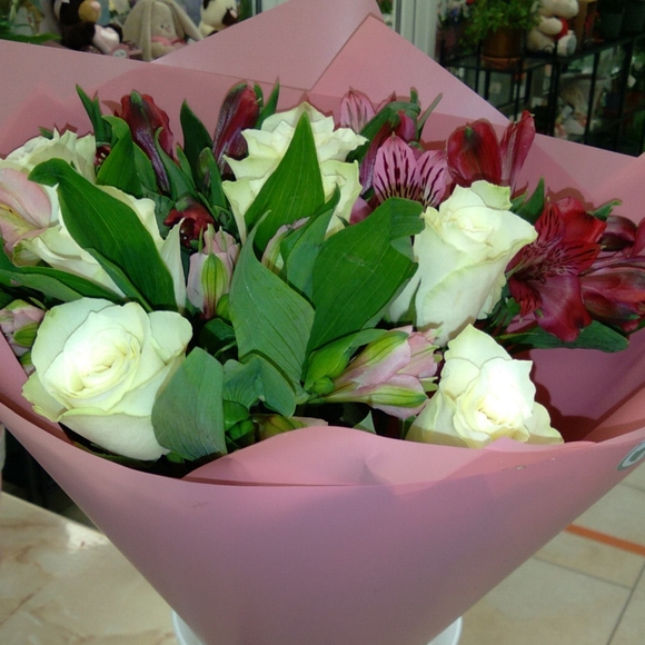 Букет из белых роз и альстромерии - S