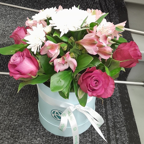 Букет в шляпной коробке small из розовых роз, хризантем и альстромерий