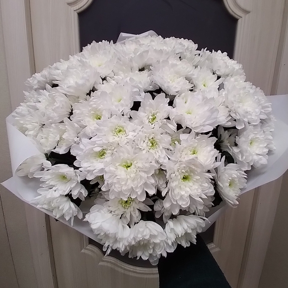 Букет из 9 белых кустовых хризантем