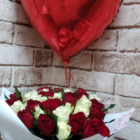 Набор размер L с букетом 35 красных и белых роз Кения (50 см)
