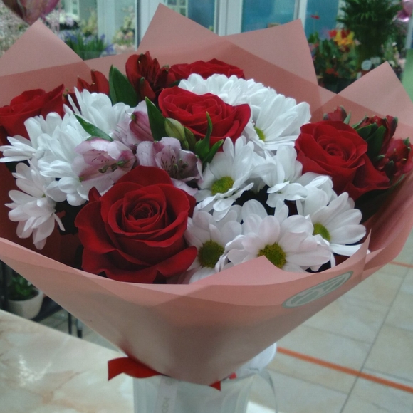 Букет из красных эквадорских роз, кустовых хризантем и альстромерии микс - S