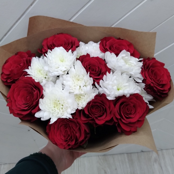 Букет из красных роз и кустовых хризантем - S