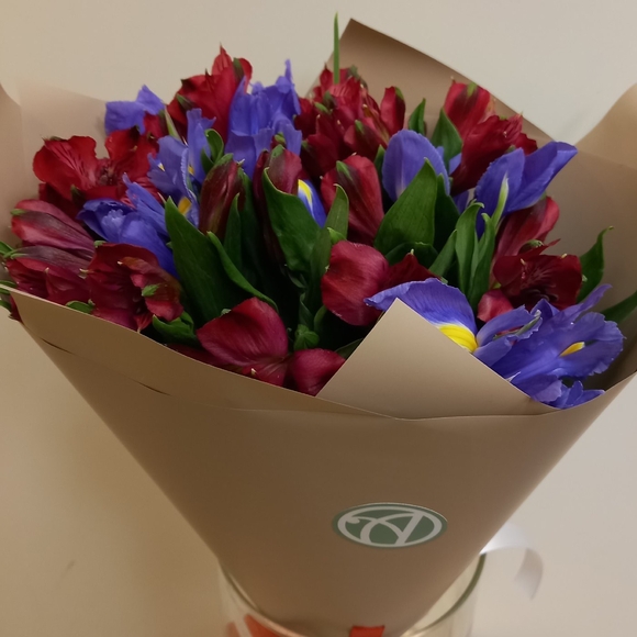 Букет из синих ирисов и альстромерии микс - S