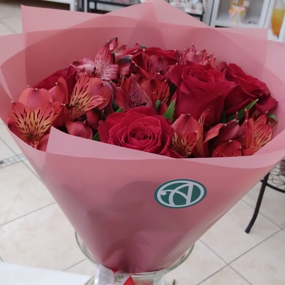 Букет из красных эквадорских роз и альстромерии микс - S