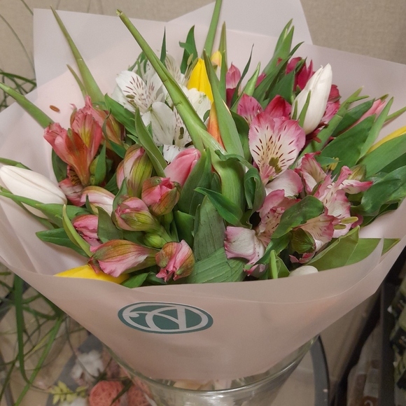 Букет из тюльпанов и альстромерии микс - М