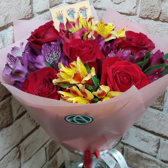 Букет из красных эквадорских роз и альстромерии микс - S