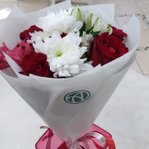 Букет из красных роз, хризантемы и альстромерии микс