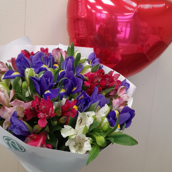 Букет из синих ирисов и альстромерий микс - L