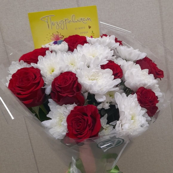 Букет из красных роз и кустовых хризантем - S