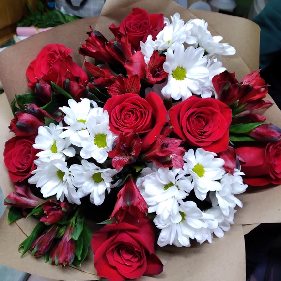 Букет из красных эквадорских роз, кустовых хризантем и альстромерии микс - М