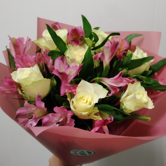 Букет из белых роз и альстромерии - S