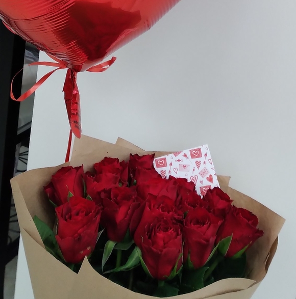 Набор размер M с букетом 15 роз Кения (50 см)