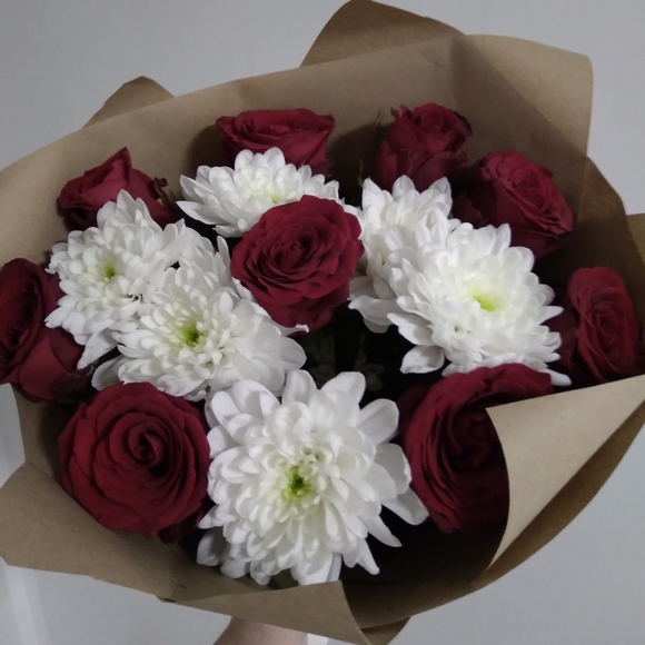 Букет из красных роз и кустовых хризантем - S