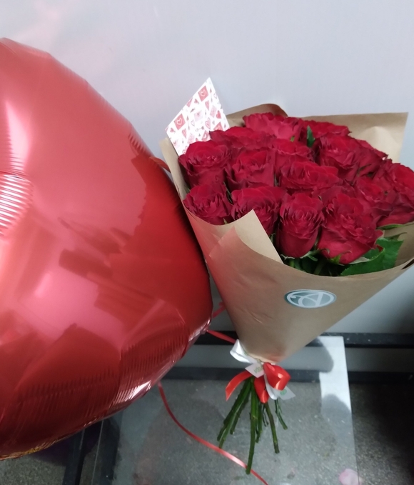 Набор размер M с букетом 15 роз Кения (50 см)