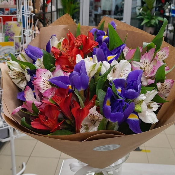 Букет из синих ирисов и альстромерии микс - S