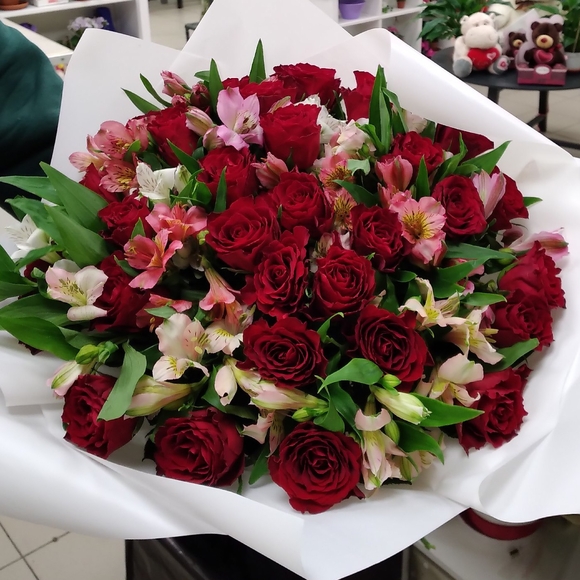 Букет из красных роз (Кения) и альстромерии - L